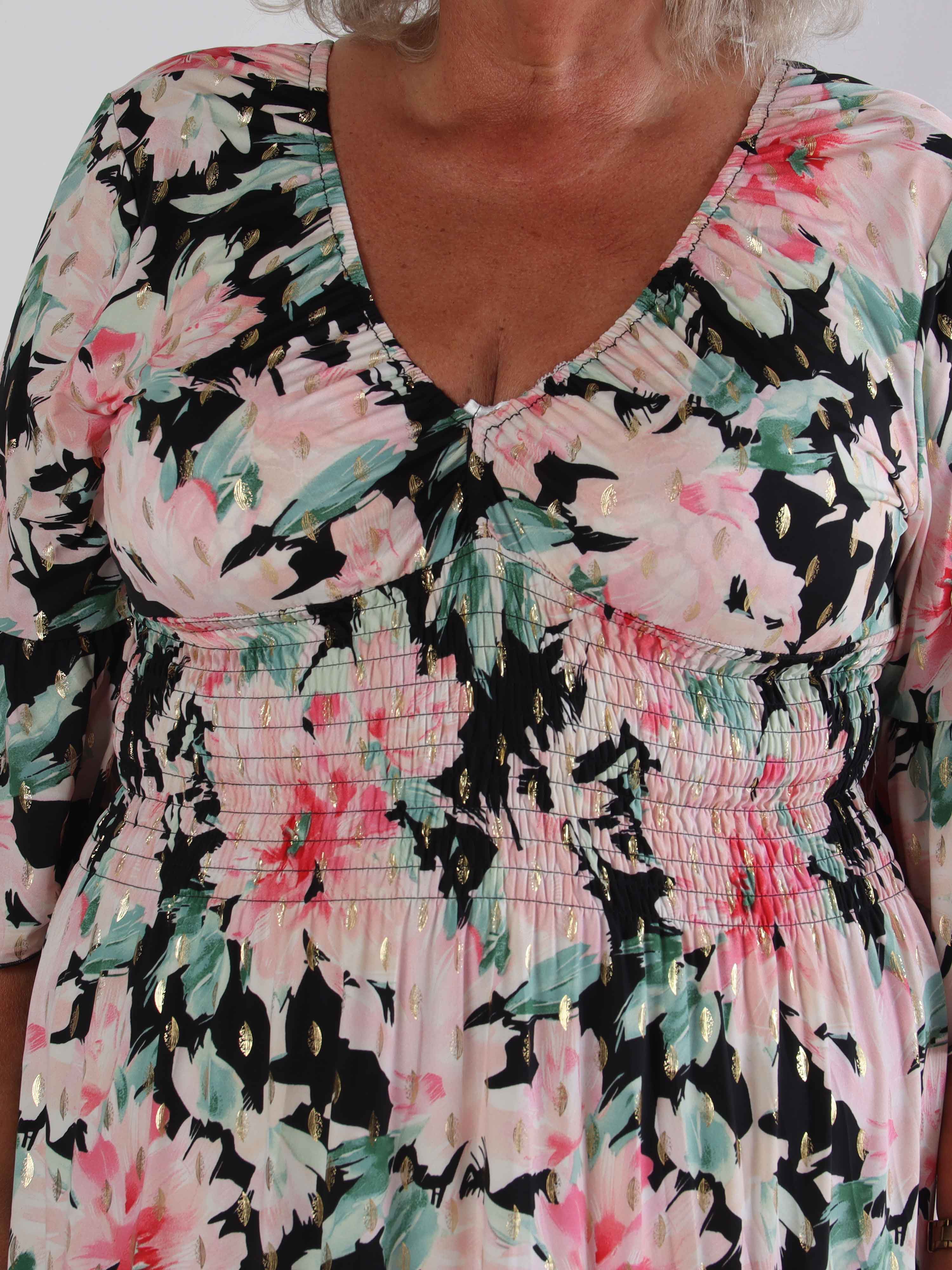 Flora Flower - Blomstret plus size kjole med smock og flæse på ærmet